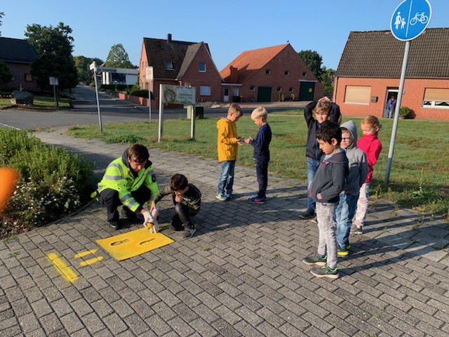 Gelbe Füße für einen sicheren Schulweg