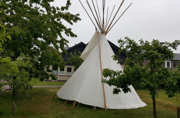 Singen jaja jippy jippy jäh, Stockbrot und Tipi