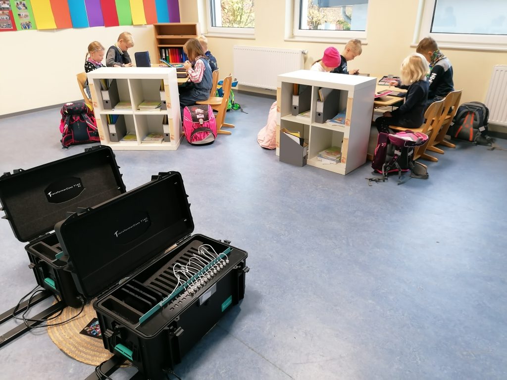 24 I-Pads und ein neues Touchboard für unsere Schule