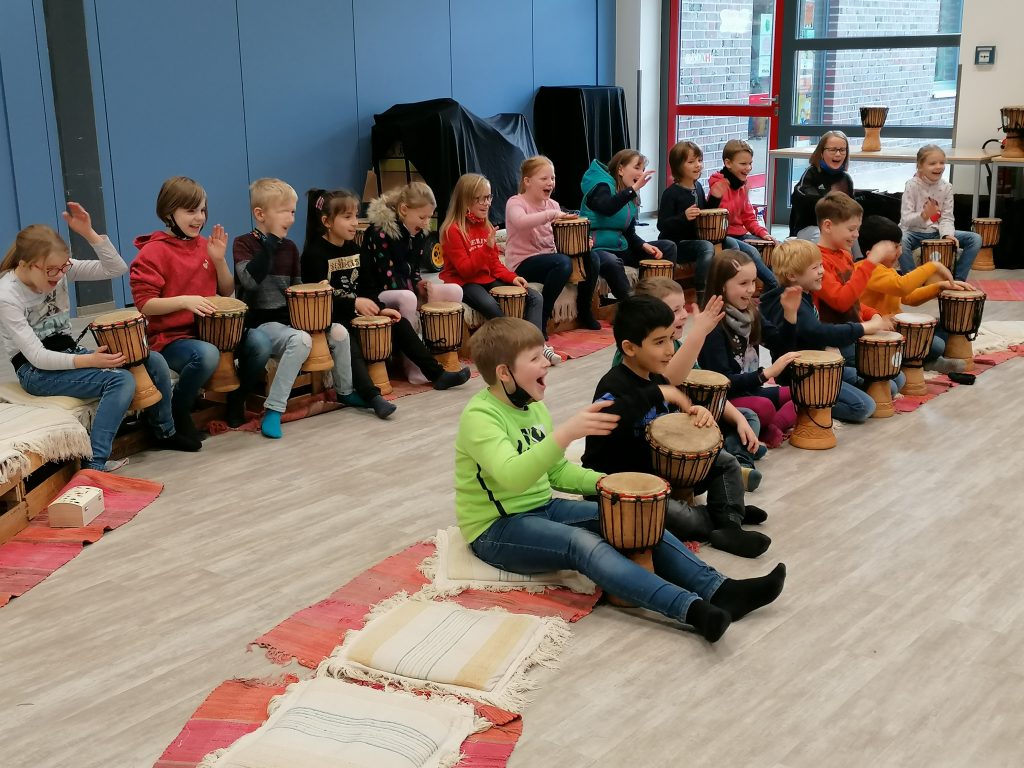 Projekt „Trommelreise“  begeistert die Grundschüler in Börger