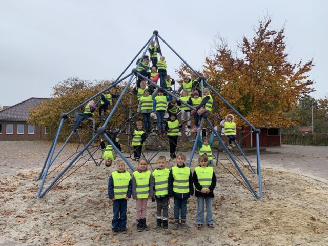 Neue Warnwesten für die ersten Klassen